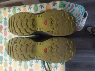 Zapatillas Salomon montaña negras y verdes.