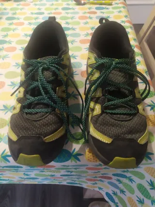 Zapatillas Salomon montaña negras y verdes.