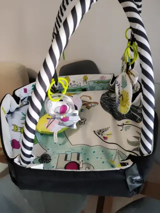 Gimnasio bebé con pelotas