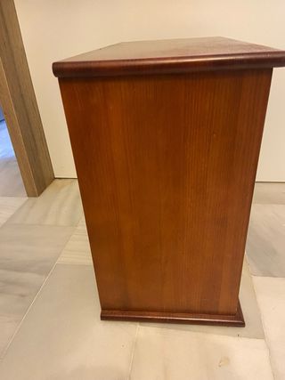 Zapatero de madera marrón