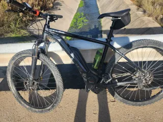 Bicicleta de montaña negra