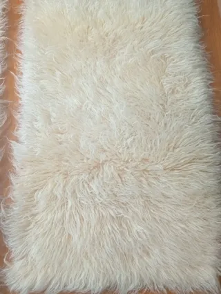 Alfombra de pura lana virgen beige y blanca.