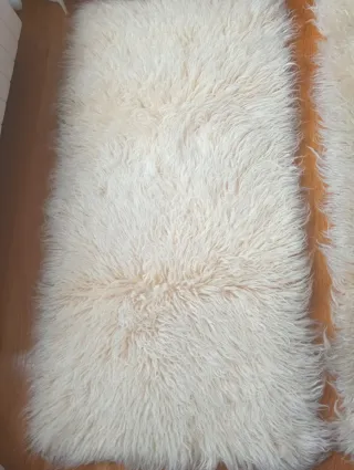 Alfombra de pura lana virgen beige y blanca.