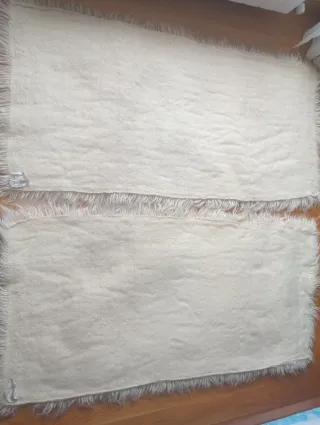 Alfombra de pura lana virgen beige y blanca.