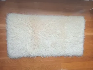 Alfombra de pura lana virgen beige y blanca.