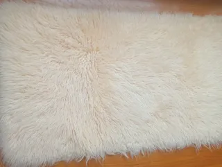 Alfombra de pura lana virgen beige y blanca.