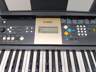 Teclado Yamaha con soporte y cargador