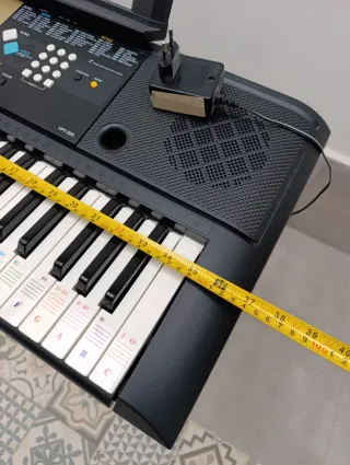 Teclado Yamaha con soporte y cargador