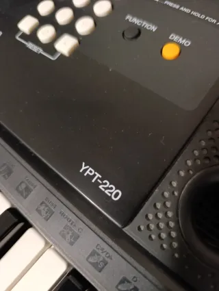 Teclado Yamaha con soporte y cargador