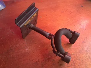 Soportes Hercules de guitarra para panel de lamas
