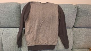 Chaqueta tipo bomber gris y negra