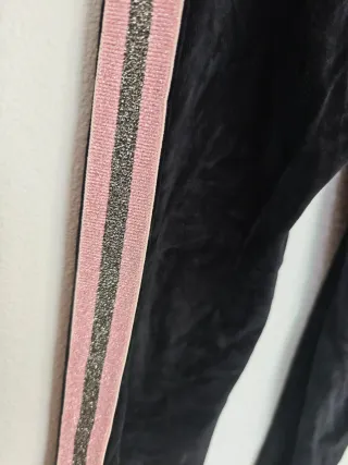 Chándal Guess Terciopelo Negro y Rosa