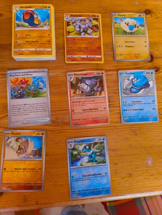 Premier Ball Pokémon con adesivi e carte