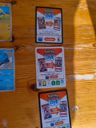 Premier Ball Pokémon con adesivi e carte