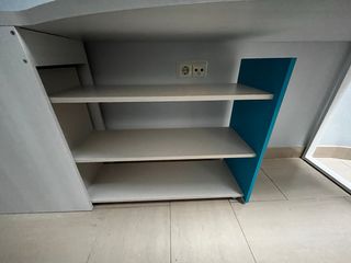 Escritorio blanco y azul. Zapatero y cajonera.