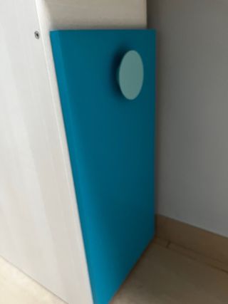 Escritorio blanco y azul. Zapatero y cajonera.