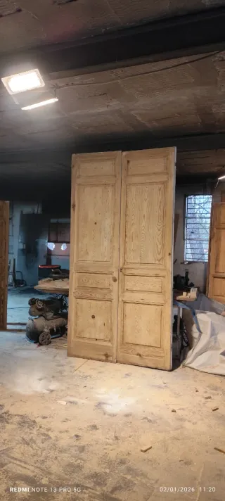 Puerta doble antigua de madera