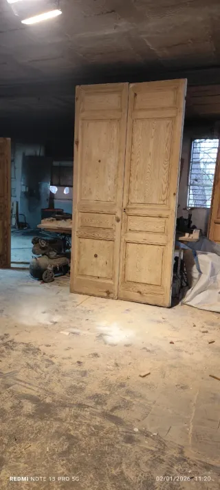 Puerta doble antigua de madera