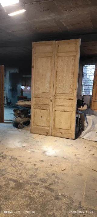 Puerta doble antigua de madera