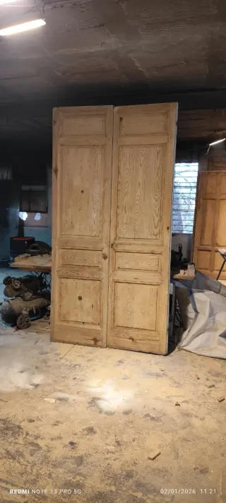 Puerta doble antigua de madera