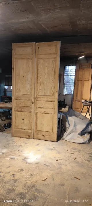 Puerta doble antigua de madera