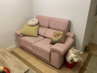 Sofá de tela rosa
