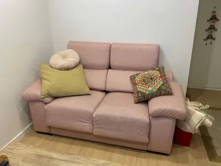 Sofá de tela rosa