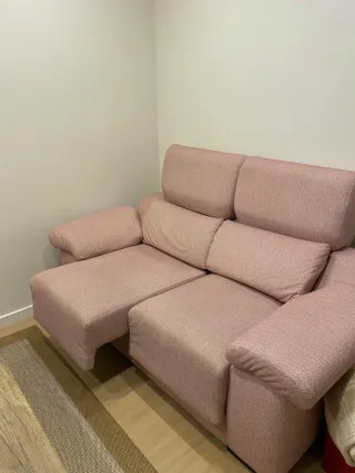 Sofá de tela rosa