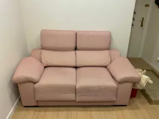 Sofá de tela rosa