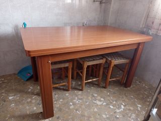 Mesa de comedor de madera