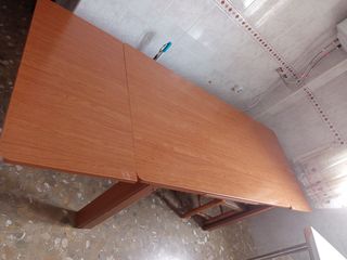 Mesa de comedor de madera