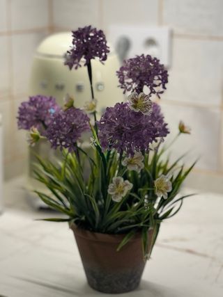 Centro floral artificial morado con maceta