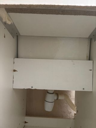 Pila de plástico con mueble blanco