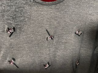 Camiseta Zara gris y rosa con abalorios