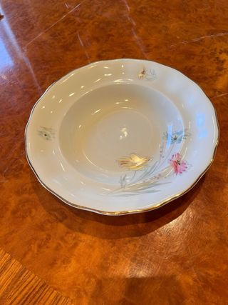 Plato de porcelana con flores