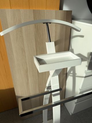 Galan de pie blanco y madera