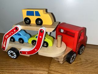 Camión de madera con coches