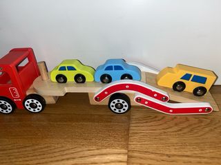 Camión de madera con coches