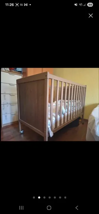 Cuna IKEA de madera con ruedas