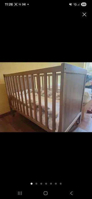Cuna IKEA de madera con ruedas