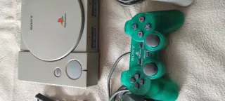 PlayStation 1 (PS1) con 2 mandos