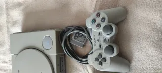 PlayStation 1 (PS1) con 2 mandos