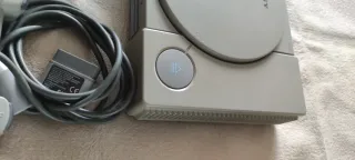 PlayStation 1 (PS1) con 2 mandos