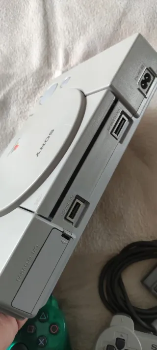 PlayStation 1 (PS1) con 2 mandos