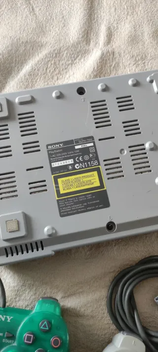 PlayStation 1 (PS1) con 2 mandos