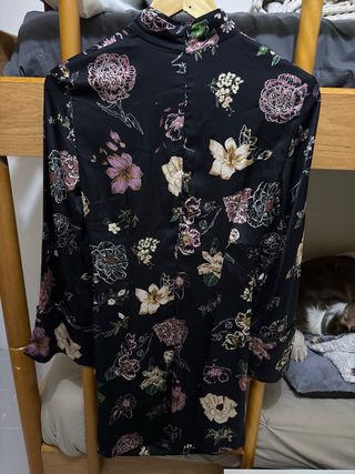 Vestido Zara floral negro talla M