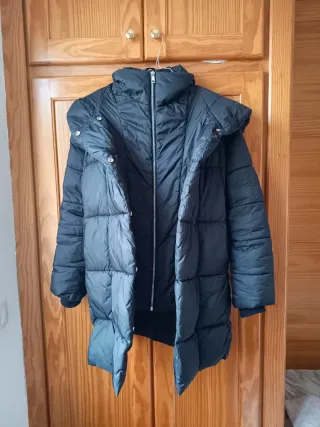 Chaqueta acolchada negra impermeable