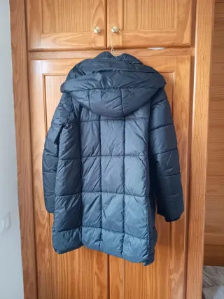 Chaqueta acolchada negra impermeable