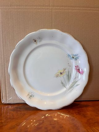 Vajilla de porcelana blanca y dorada