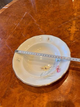 Vajilla de porcelana blanca y dorada